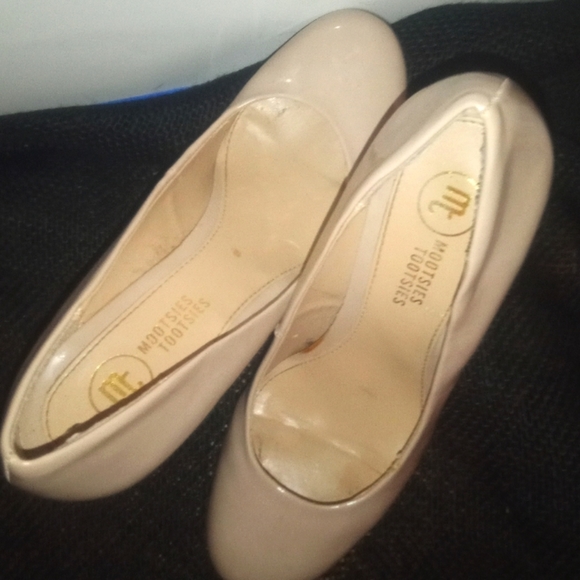 Mootsie Tootsie Tan 2 inch high heels - Picture 5 of 7